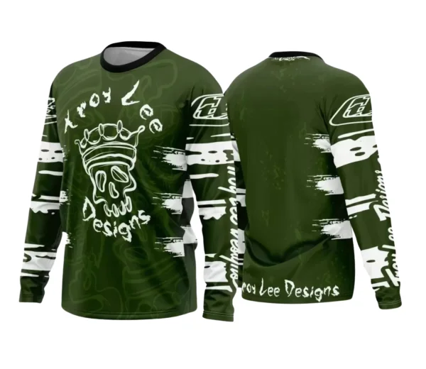 Camisa com logo no peito e estampa grande nas costas, exibindo design único para fãs de motocross e trilhas, destacando coragem e aventura em cores vibrantes e estilo marcante.